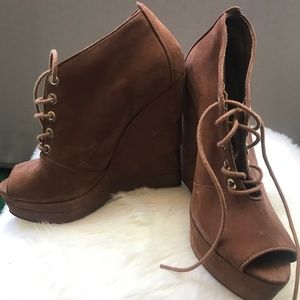 Diane Von Furstenberg tan wedges. Size 7.